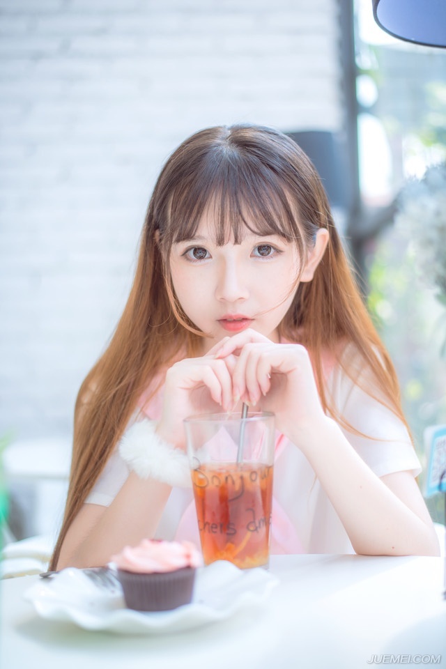“冤家，你何时将我娶入府中？省的现在这样偷偷摸摸，见你一面，还要跟那混人找寻借口。”略带娇喘的声音听在刘璝的耳朵里，却不啻于平地惊雷，那声音，竟是如此的熟悉。